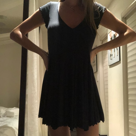 A very flattering black dress - Picture 1 of 3